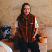 Malha Sherpa em castanho alaranjado, cor do barro que resulta das condições geológicas e das amplitudes térmicas que se fazem sentir no alto Alentejo, com forro polar em cinza no interior que te dá o aconchego que precisas. Bolsos laterais com zipper e logo bordado na frente e no escapulário.