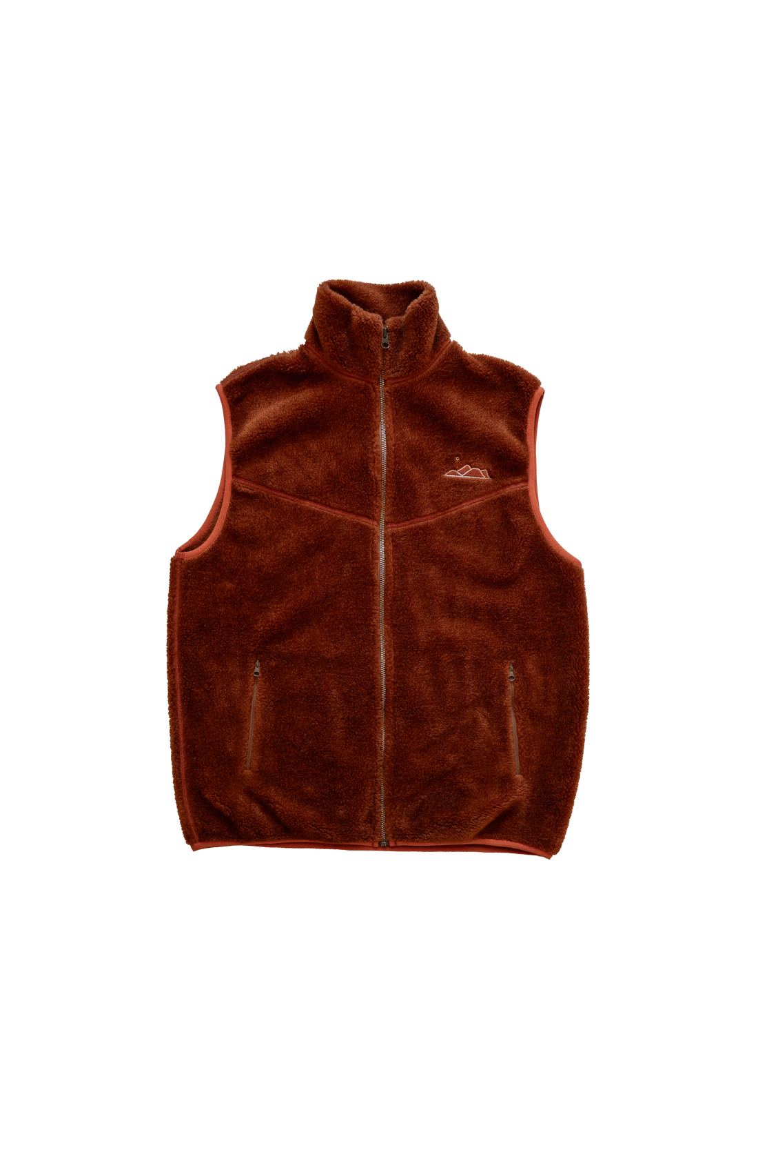 Malha Sherpa em castanho alaranjado, cor do barro que resulta das condições geológicas e das amplitudes térmicas que se fazem sentir no alto Alentejo, com forro polar em cinza no interior que te dá o aconchego que precisas. Bolsos laterais com zipper e logo bordado na frente e no escapulário.