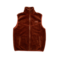 Malha Sherpa em castanho alaranjado, cor do barro que resulta das condições geológicas e das amplitudes térmicas que se fazem sentir no alto Alentejo, com forro polar em cinza no interior que te dá o aconchego que precisas. Bolsos laterais com zipper e logo bordado na frente e no escapulário.