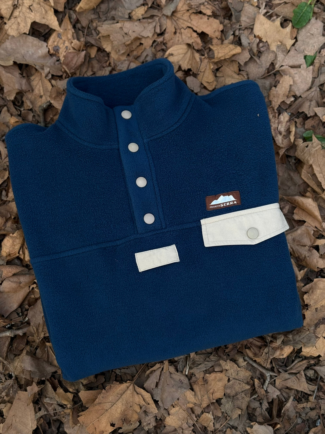 Produzida em malha polar azul marinho 100% Polyester reciclado com aplique no peito onde podes colocar/prender aquilo que o teu coração pede.  