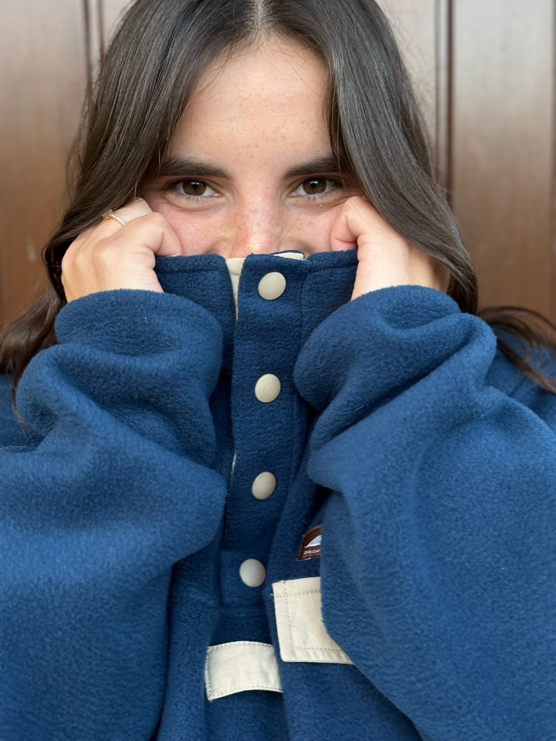 Produzida em malha polar azul marinho 100% Polyester reciclado com aplique no peito onde podes colocar/prender aquilo que o teu coração pede.  