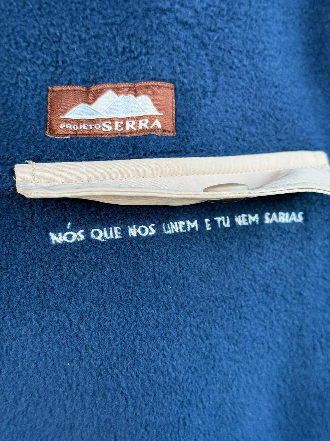 Produzida em malha polar azul marinho 100% Polyester reciclado com aplique no peito onde podes colocar/prender aquilo que o teu coração pede.  