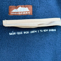 Produzida em malha polar azul marinho 100% Polyester reciclado com aplique no peito onde podes colocar/prender aquilo que o teu coração pede.  