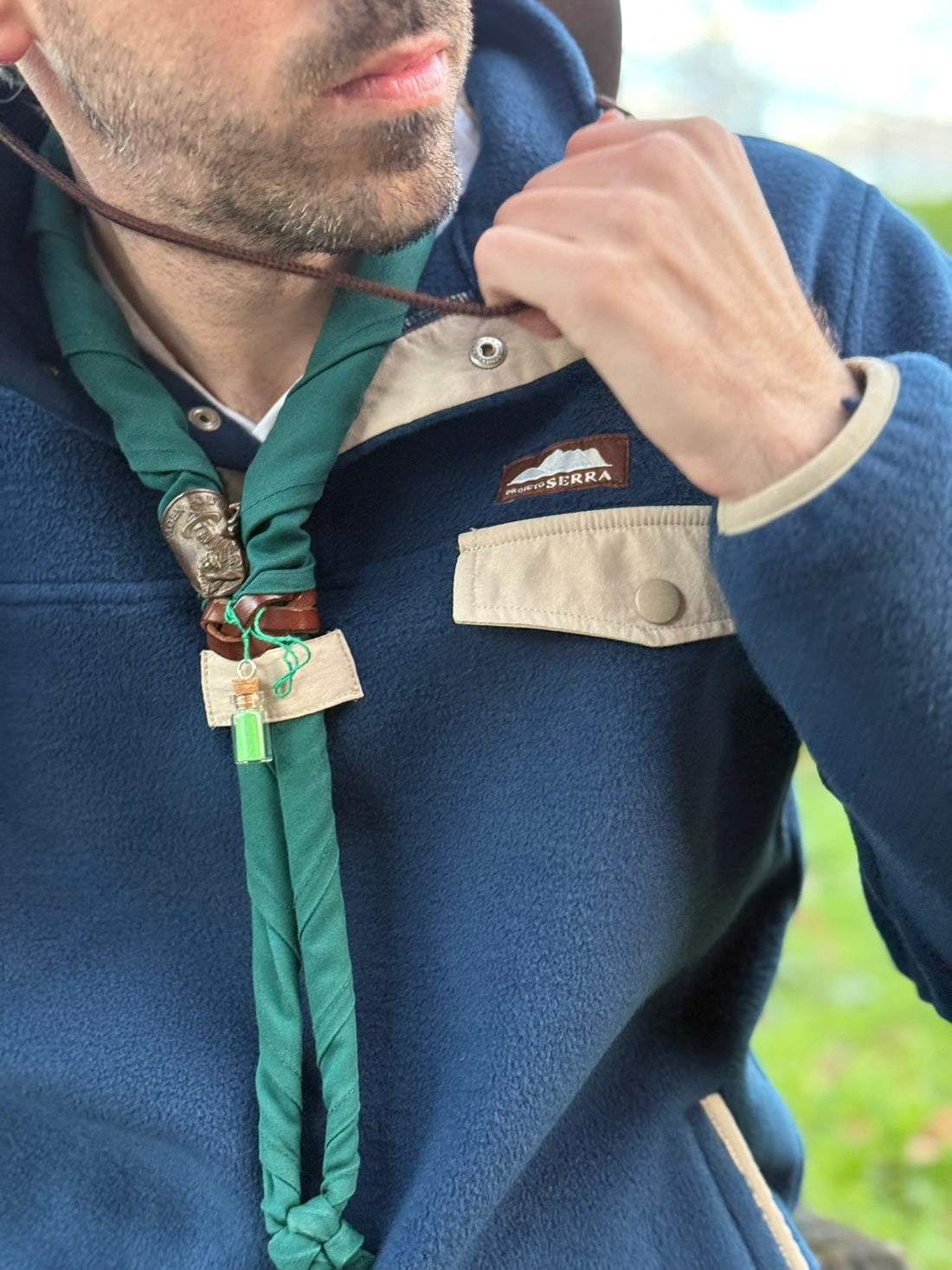 Produzida em malha polar azul marinho 100% Polyester reciclado com aplique no peito onde podes colocar/prender aquilo que o teu coração pede.  