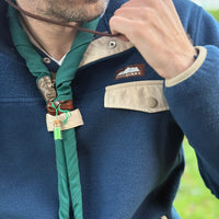 Produzida em malha polar azul marinho 100% Polyester reciclado com aplique no peito onde podes colocar/prender aquilo que o teu coração pede.  