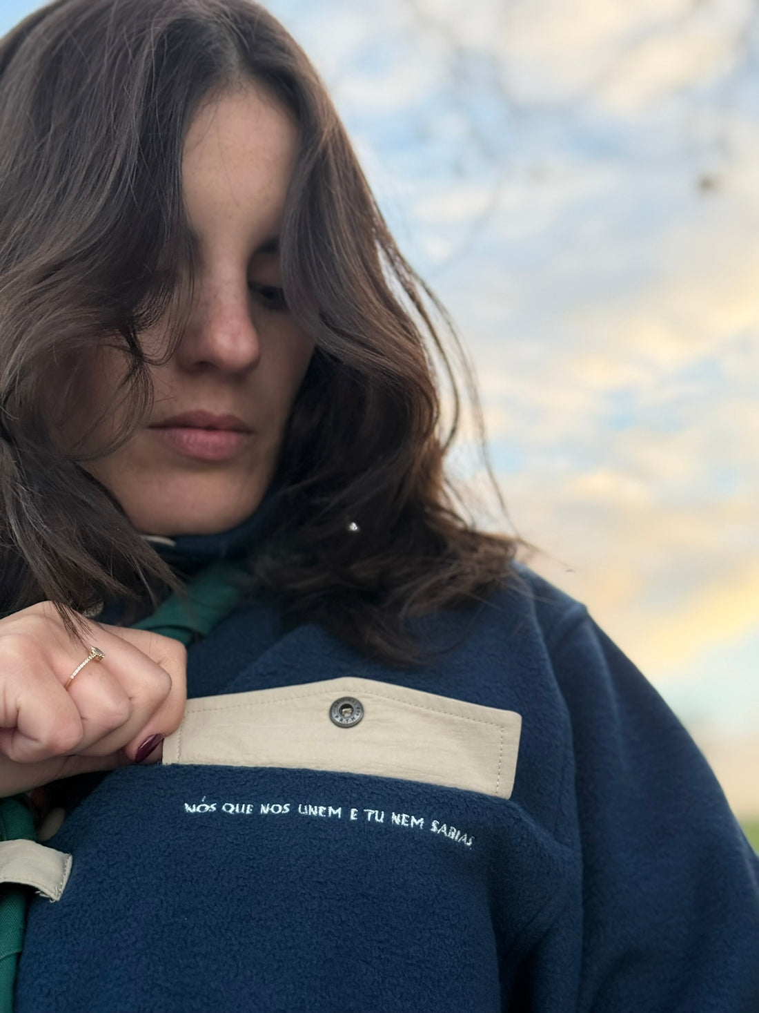 Produzida em malha polar azul marinho 100% Polyester reciclado com aplique no peito onde podes colocar/prender aquilo que o teu coração pede.  