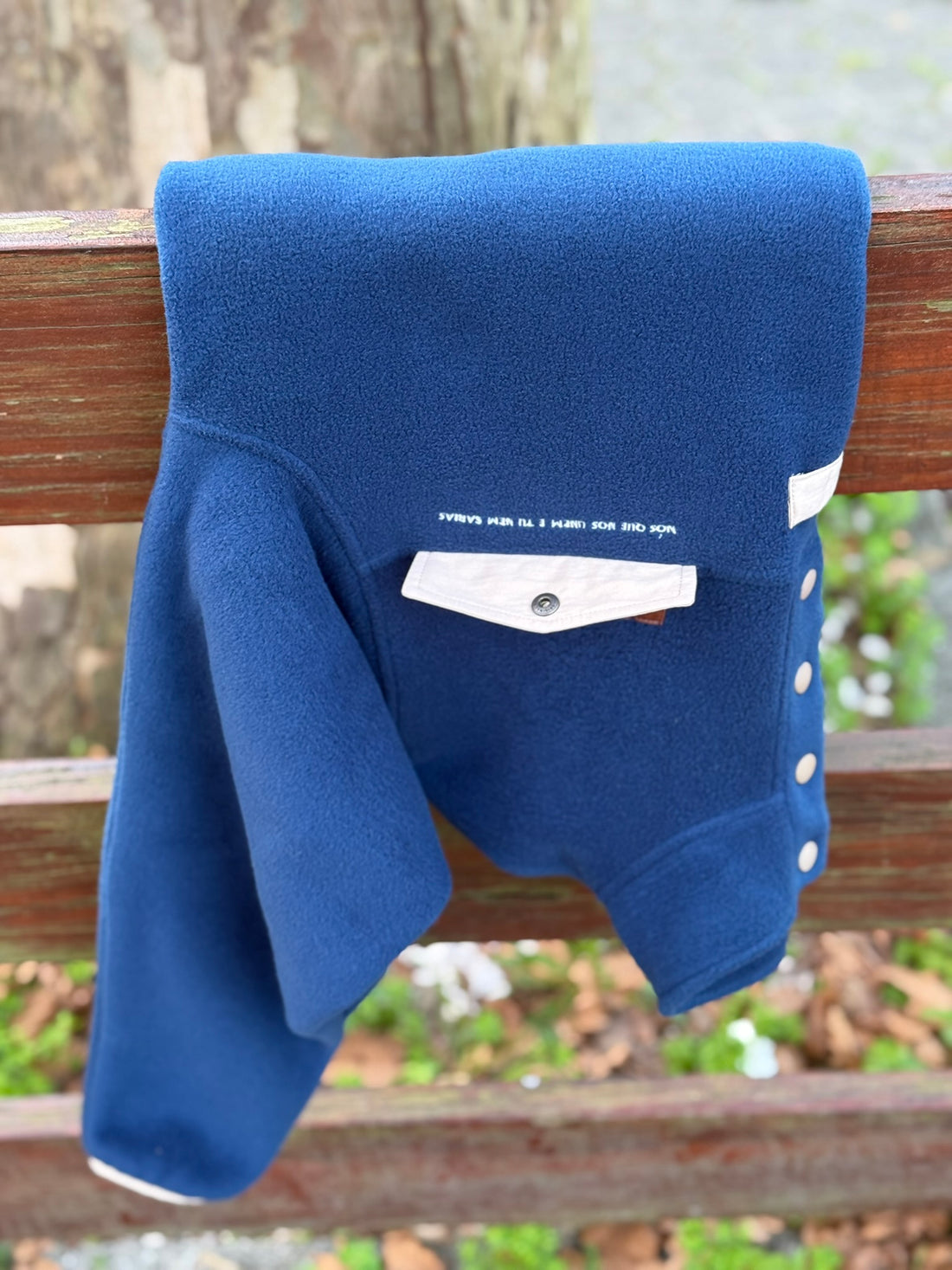 Produzida em malha polar azul marinho 100% Polyester reciclado com aplique no peito onde podes colocar/prender aquilo que o teu coração pede.  