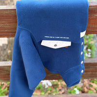 Produzida em malha polar azul marinho 100% Polyester reciclado com aplique no peito onde podes colocar/prender aquilo que o teu coração pede.  