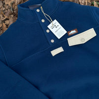 Produzida em malha polar azul marinho 100% Polyester reciclado com aplique no peito onde podes colocar/prender aquilo que o teu coração pede.  