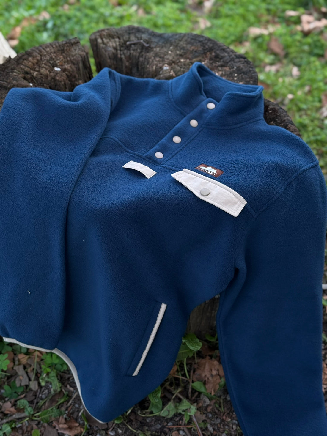 Produzida em malha polar azul marinho 100% Polyester reciclado com aplique no peito onde podes colocar/prender aquilo que o teu coração pede.  