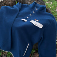 Produzida em malha polar azul marinho 100% Polyester reciclado com aplique no peito onde podes colocar/prender aquilo que o teu coração pede.  