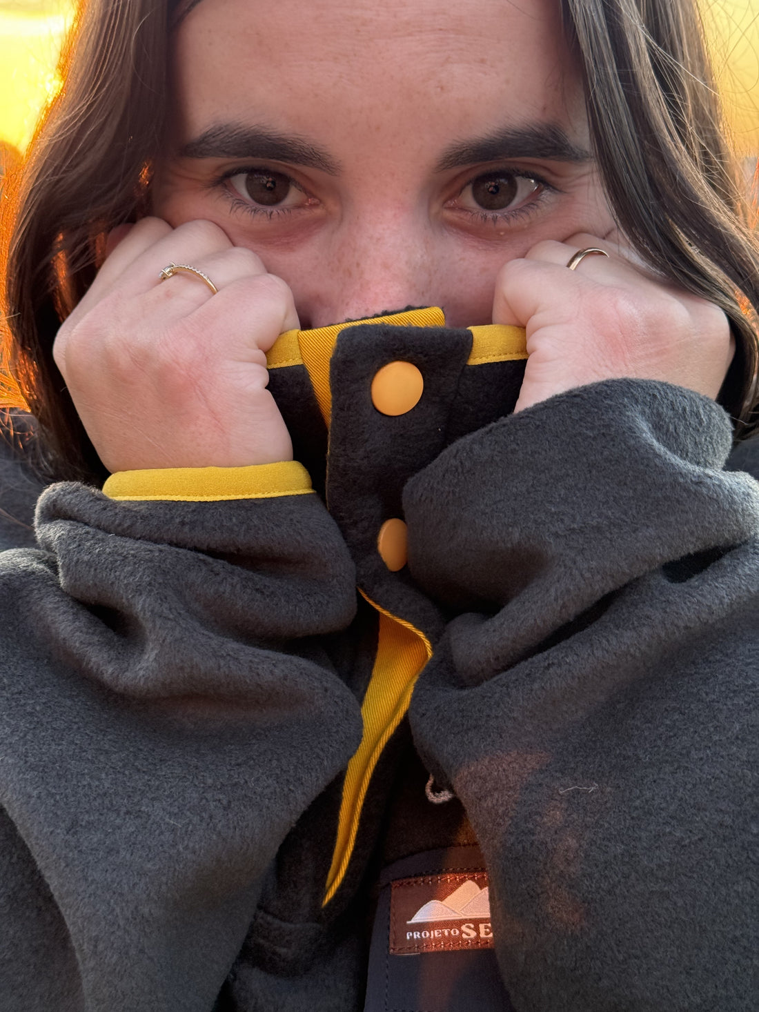 Produzida em malha polar cinza escuro 100% Polyester reciclado com bordado no peito que homenageia as espécies da região. São elas o Grifo, o Lince Ibérico, o Bisonte Europeu e o Cavalo Sorraia. 