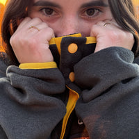 Produzida em malha polar cinza escuro 100% Polyester reciclado com bordado no peito que homenageia as espécies da região. São elas o Grifo, o Lince Ibérico, o Bisonte Europeu e o Cavalo Sorraia. 