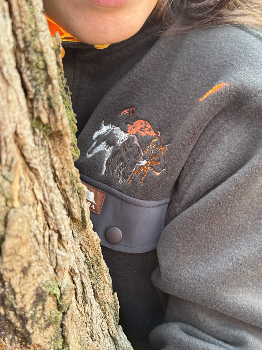 Produzida em malha polar cinza escuro 100% Polyester reciclado com bordado no peito que homenageia as espécies da região. São elas o Grifo, o Lince Ibérico, o Bisonte Europeu e o Cavalo Sorraia. 