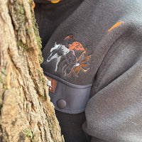 Produzida em malha polar cinza escuro 100% Polyester reciclado com bordado no peito que homenageia as espécies da região. São elas o Grifo, o Lince Ibérico, o Bisonte Europeu e o Cavalo Sorraia. 