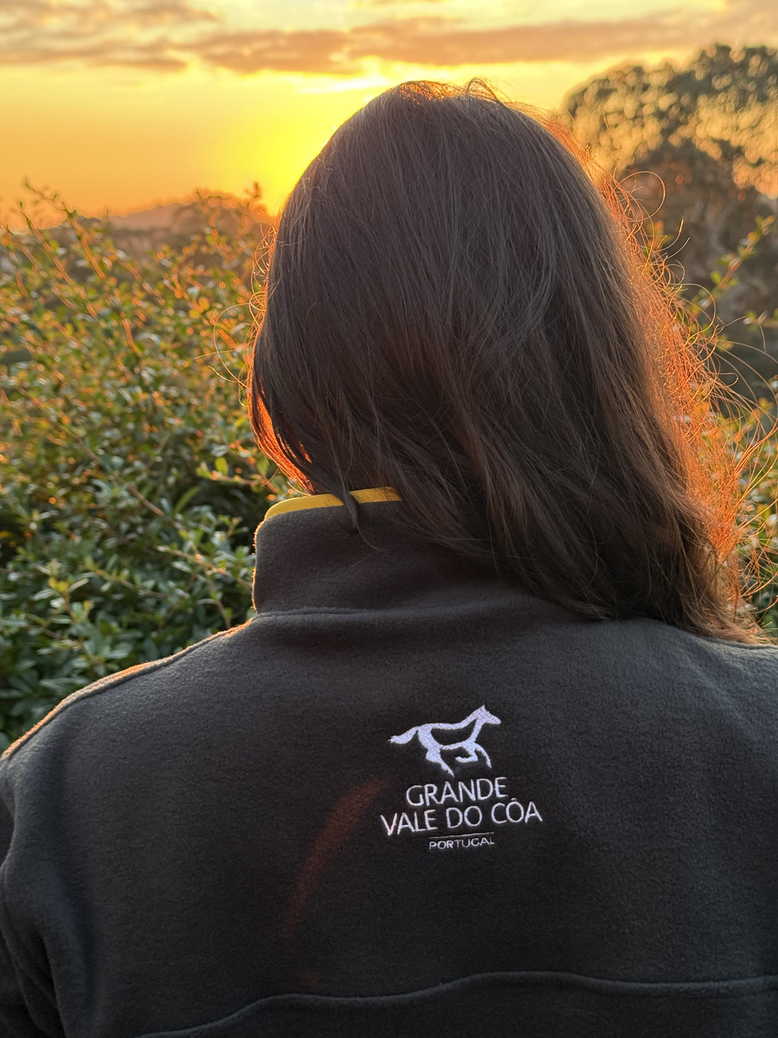 Produzida em malha polar cinza escuro 100% Polyester reciclado com bordado no peito que homenageia as espécies da região. São elas o Grifo, o Lince Ibérico, o Bisonte Europeu e o Cavalo Sorraia. 