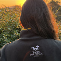 Produzida em malha polar cinza escuro 100% Polyester reciclado com bordado no peito que homenageia as espécies da região. São elas o Grifo, o Lince Ibérico, o Bisonte Europeu e o Cavalo Sorraia. 