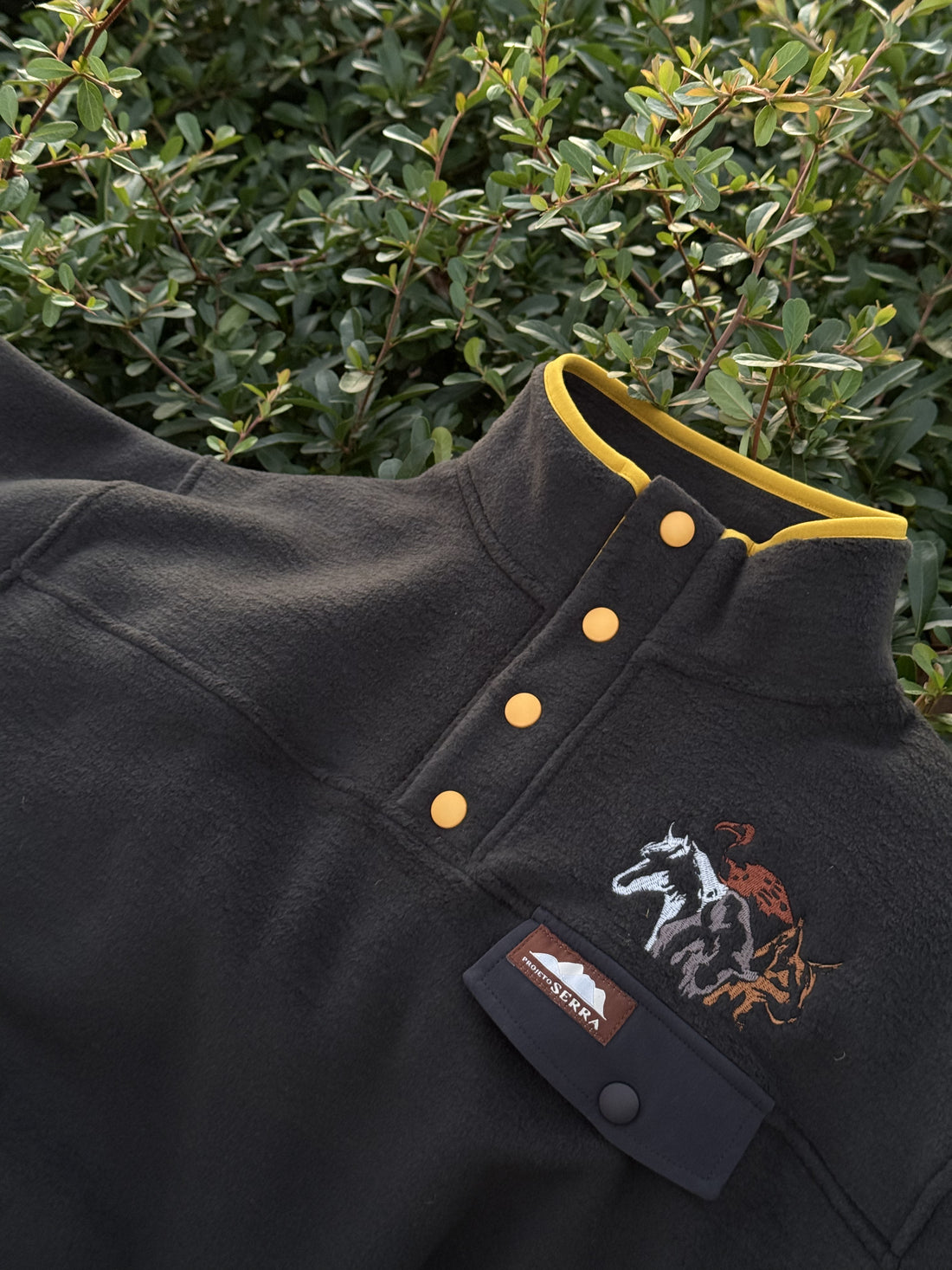 Produzida em malha polar cinza escuro 100% Polyester reciclado com bordado no peito que homenageia as espécies da região. São elas o Grifo, o Lince Ibérico, o Bisonte Europeu e o Cavalo Sorraia. 