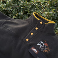 Produzida em malha polar cinza escuro 100% Polyester reciclado com bordado no peito que homenageia as espécies da região. São elas o Grifo, o Lince Ibérico, o Bisonte Europeu e o Cavalo Sorraia. 