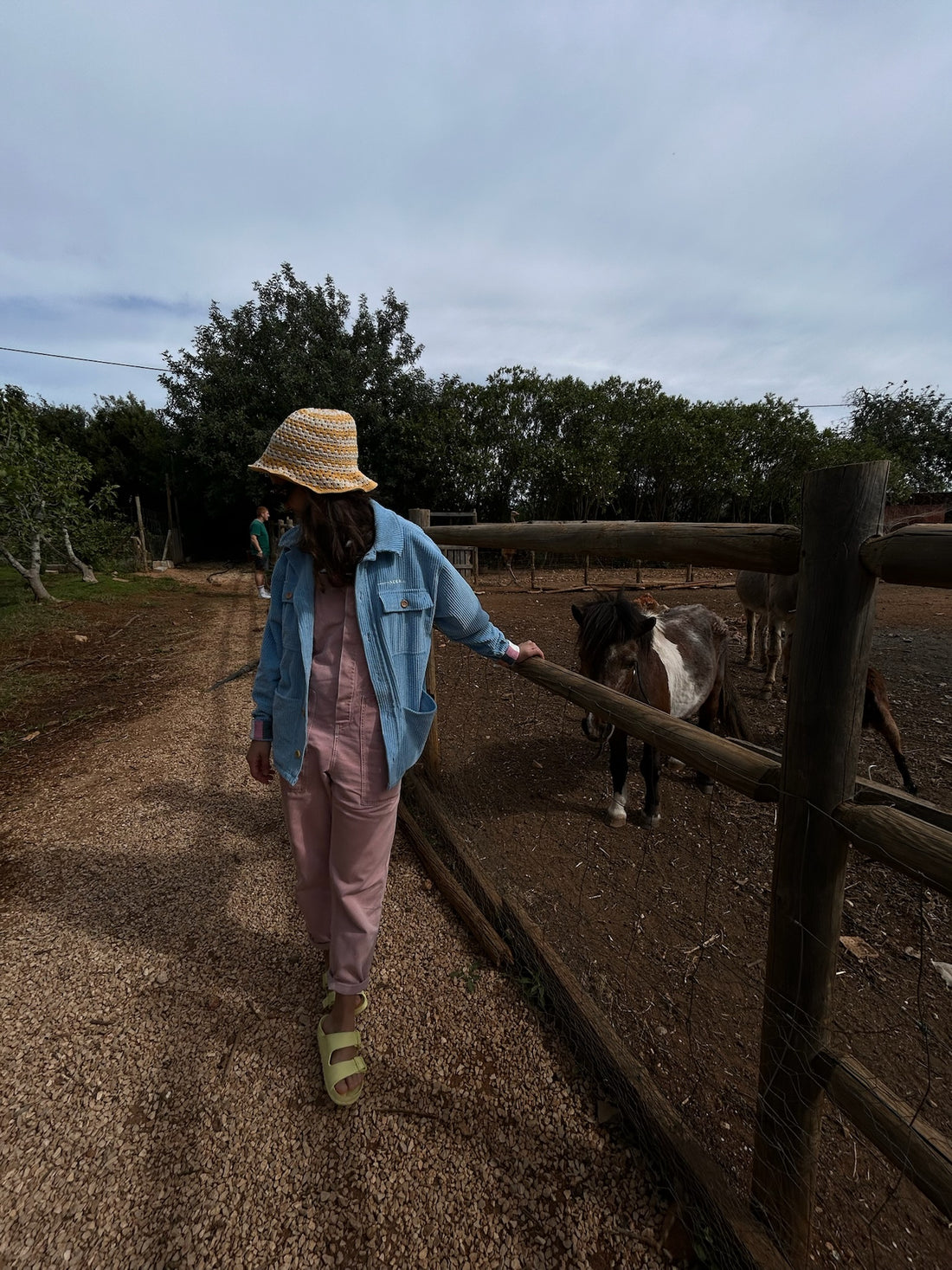 Overshirt
O agasalho para esta primavera inspirado pelas camisas/blusões dos pastores que sobem a Serra ao romper da manhã.
Com aplicação de 4 bolsos, botões de madeira e punhos em algodão riscado feitos cuidadosamente nos Açores, esta camisa é a peça ideal para usares esta Primavera.