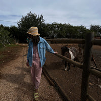 Overshirt
O agasalho para esta primavera inspirado pelas camisas/blusões dos pastores que sobem a Serra ao romper da manhã.
Com aplicação de 4 bolsos, botões de madeira e punhos em algodão riscado feitos cuidadosamente nos Açores, esta camisa é a peça ideal para usares esta Primavera.