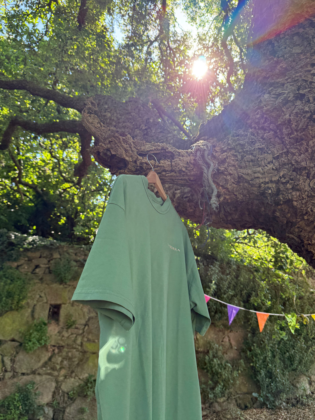 T-shirt de algodão, oversize fit inspirada pelas frases que marcaram a nossa infância. A mãe a ameaçar ou a avó a ripostar. Nesta coleção cabe tudo!