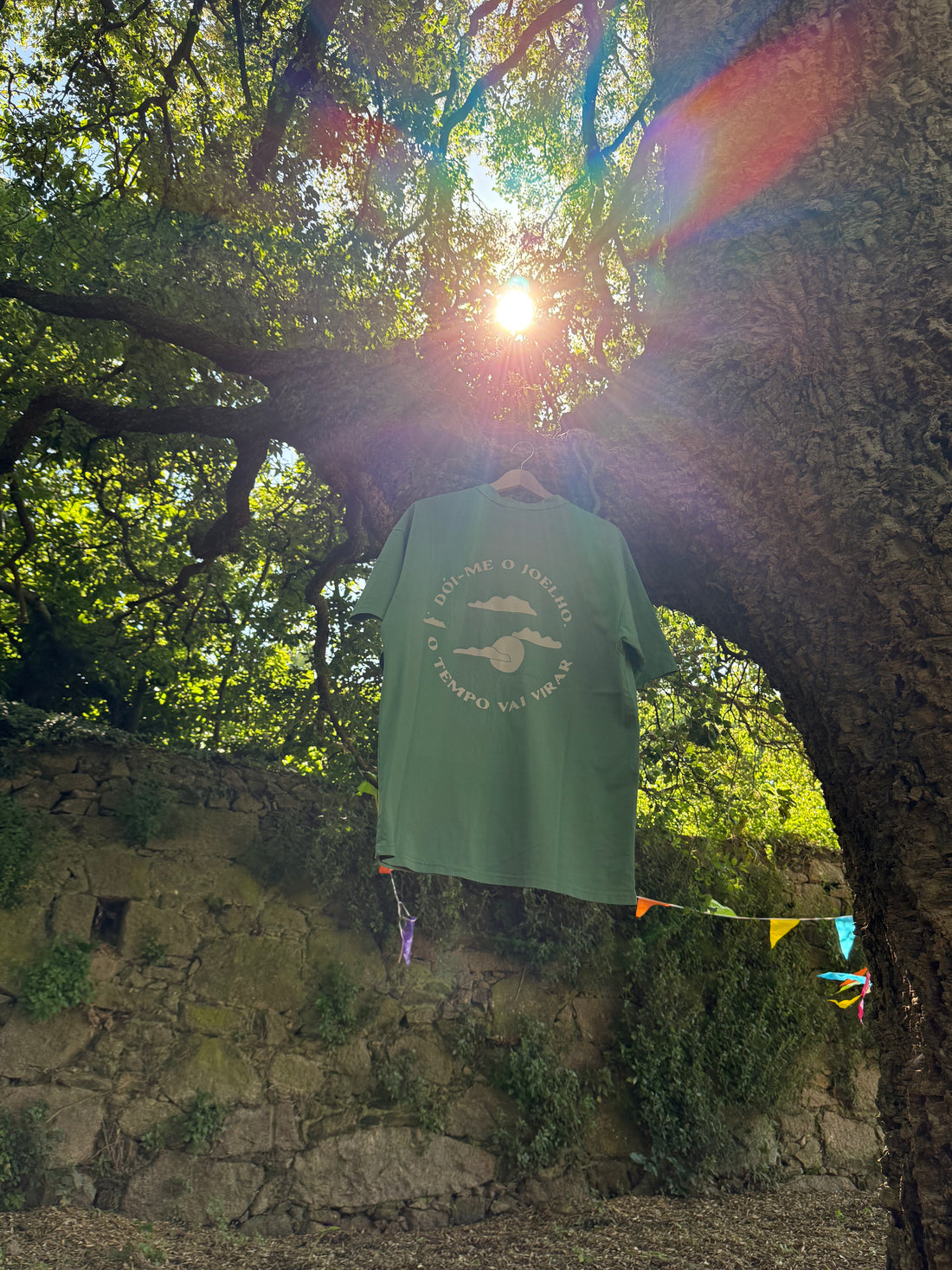 T-shirt de algodão, oversize fit inspirada pelas frases que marcaram a nossa infância. A mãe a ameaçar ou a avó a ripostar. Nesta coleção cabe tudo!