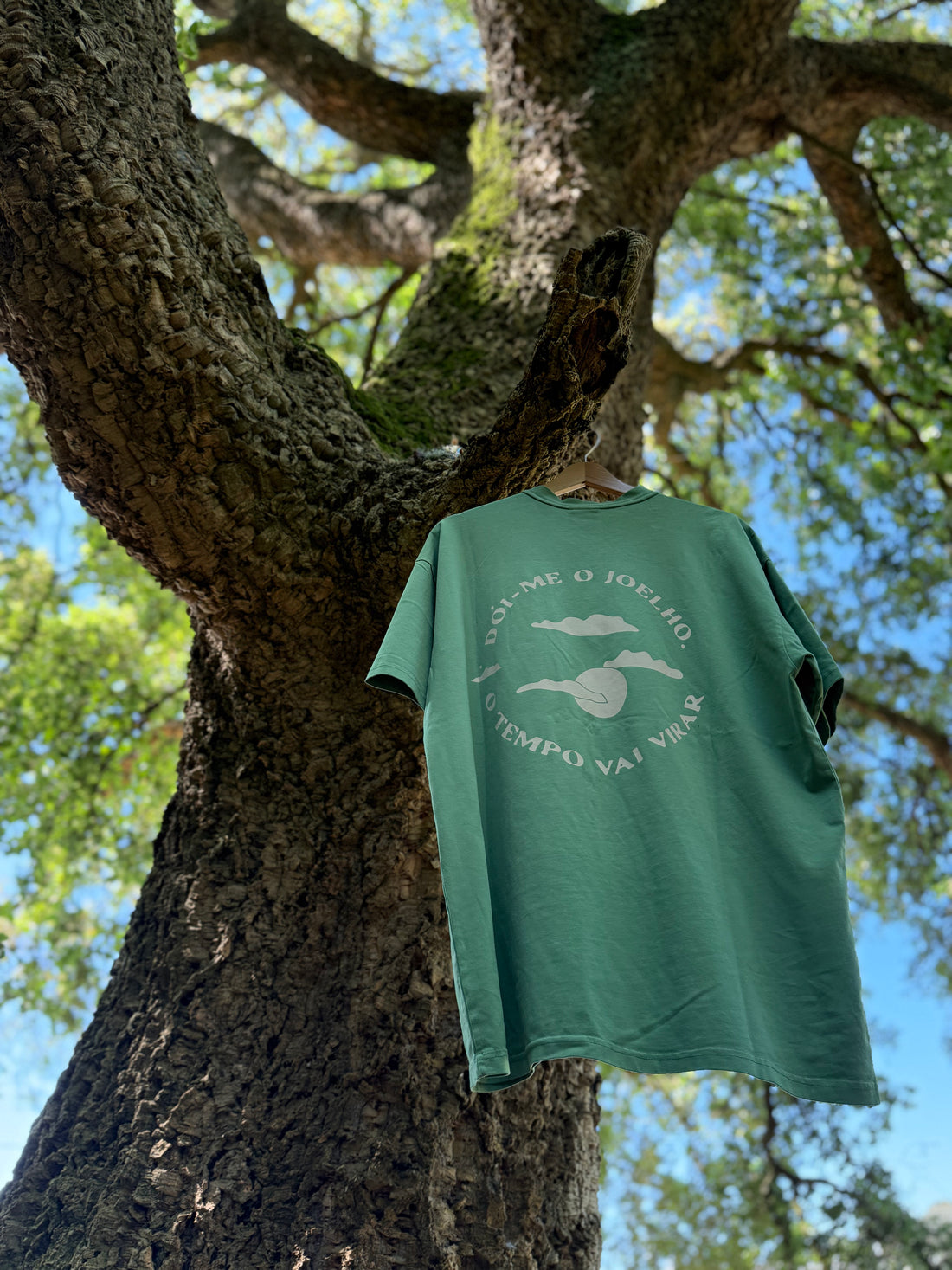 T-shirt de algodão, oversize fit inspirada pelas frases que marcaram a nossa infância. A mãe a ameaçar ou a avó a ripostar. Nesta coleção cabe tudo!