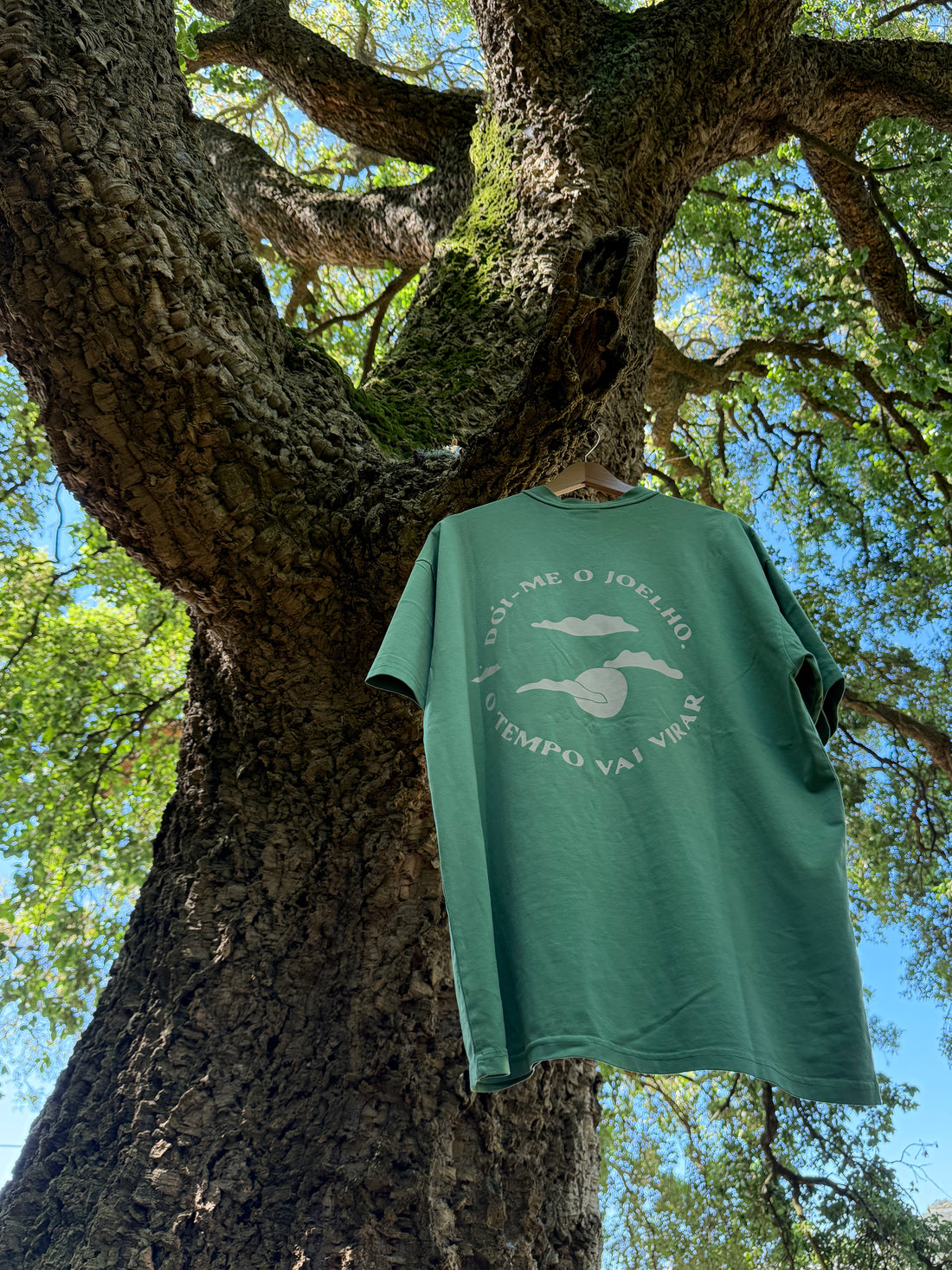 T-shirt de algodão, oversize fit inspirada pelas frases que marcaram a nossa infância. A mãe a ameaçar ou a avó a ripostar. Nesta coleção cabe tudo!