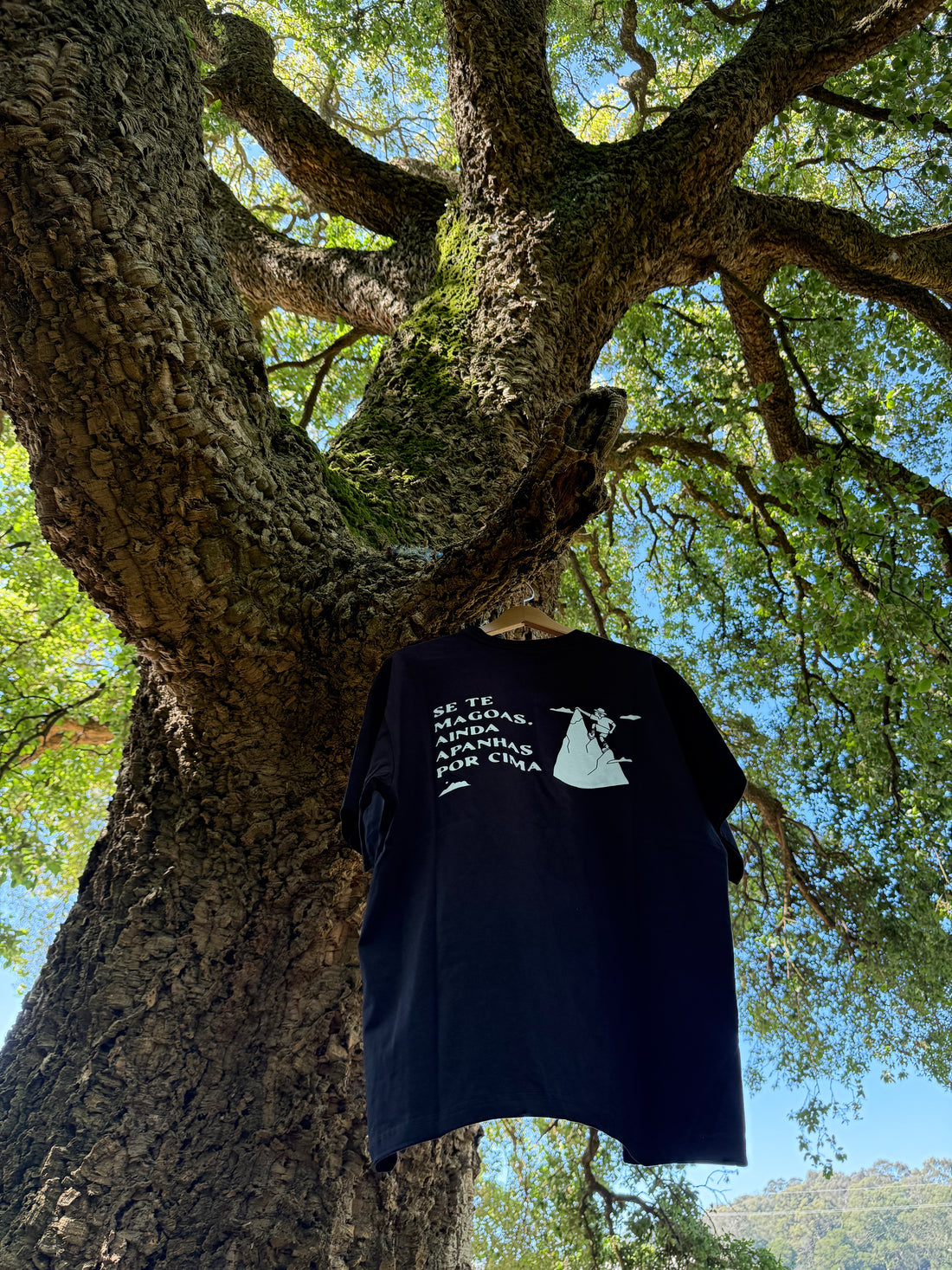 T-shirt de algodão, oversize fit inspirada pelas frases que marcaram a nossa infância. A mãe a ameaçar ou a avó a ripostar. Nesta coleção cabe tudo!