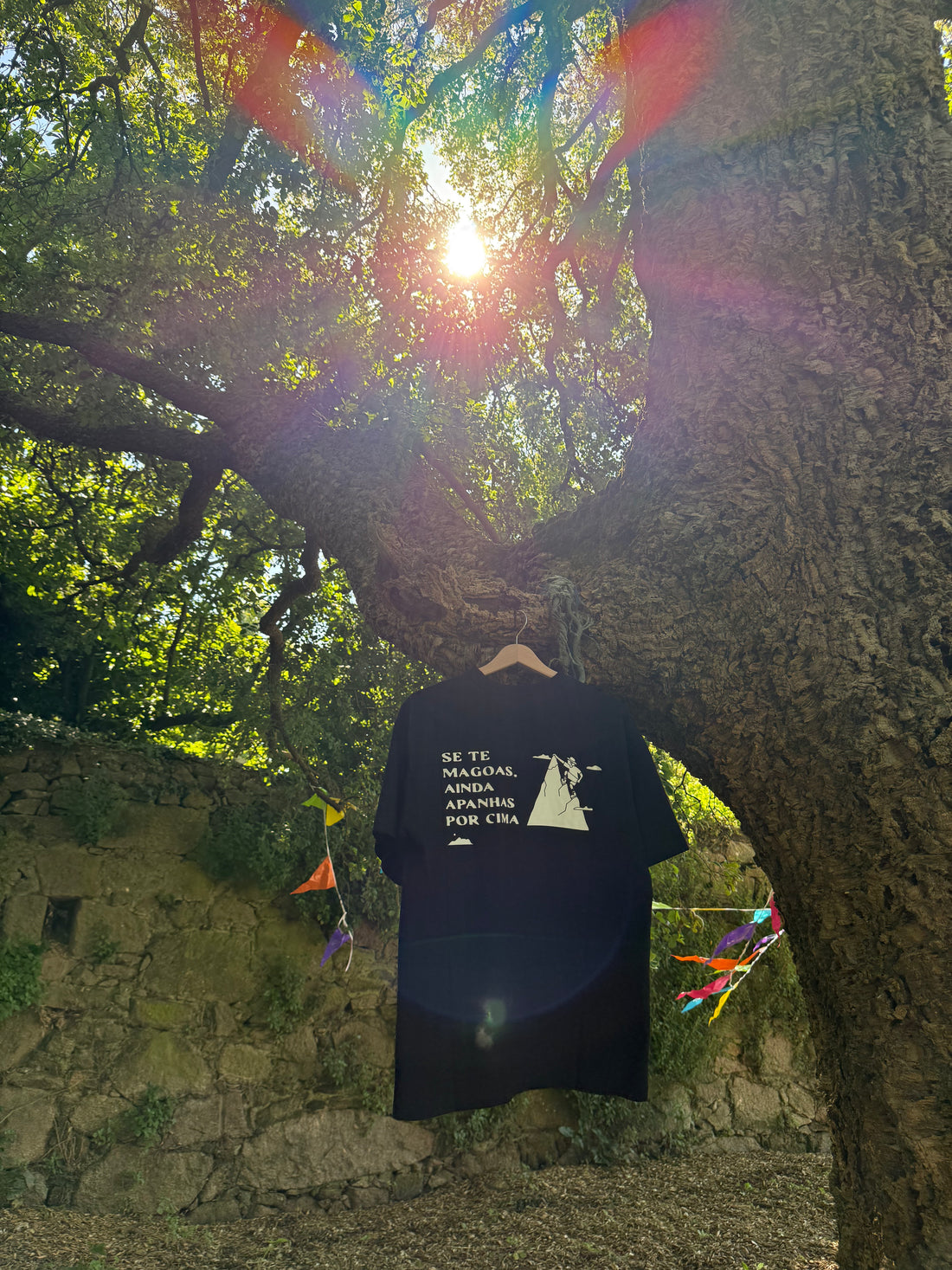 T-shirt de algodão, oversize fit inspirada pelas frases que marcaram a nossa infância. A mãe a ameaçar ou a avó a ripostar. Nesta coleção cabe tudo!