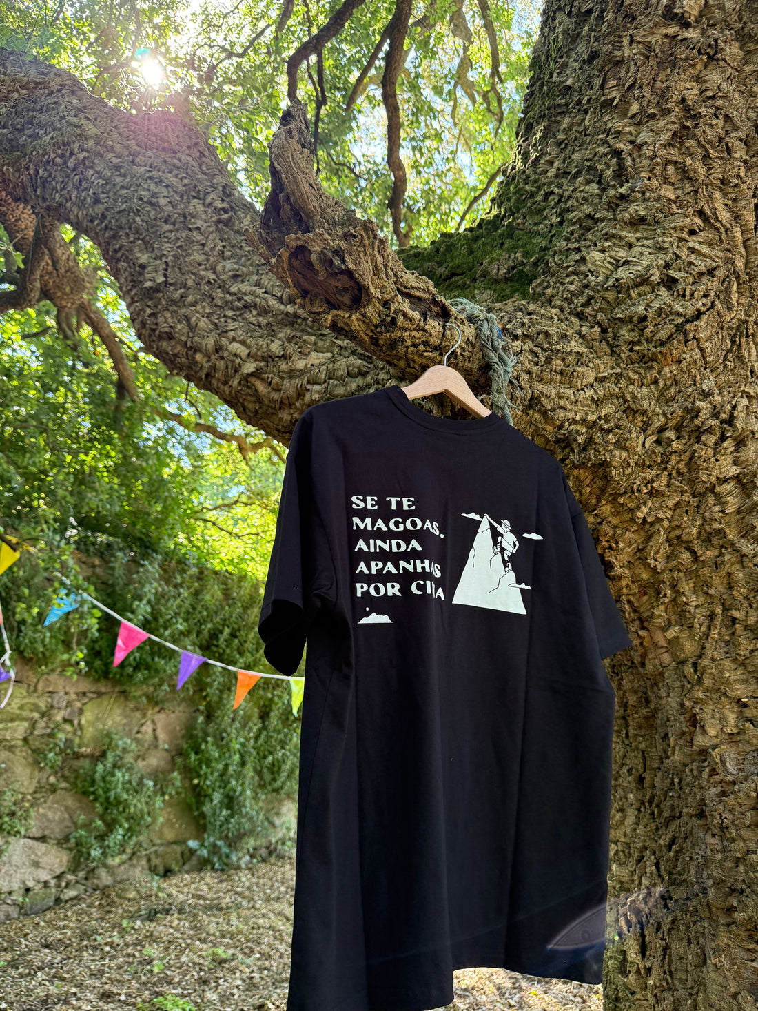 T-shirt de algodão, oversize fit inspirada pelas frases que marcaram a nossa infância. A mãe a ameaçar ou a avó a ripostar. Nesta coleção cabe tudo!