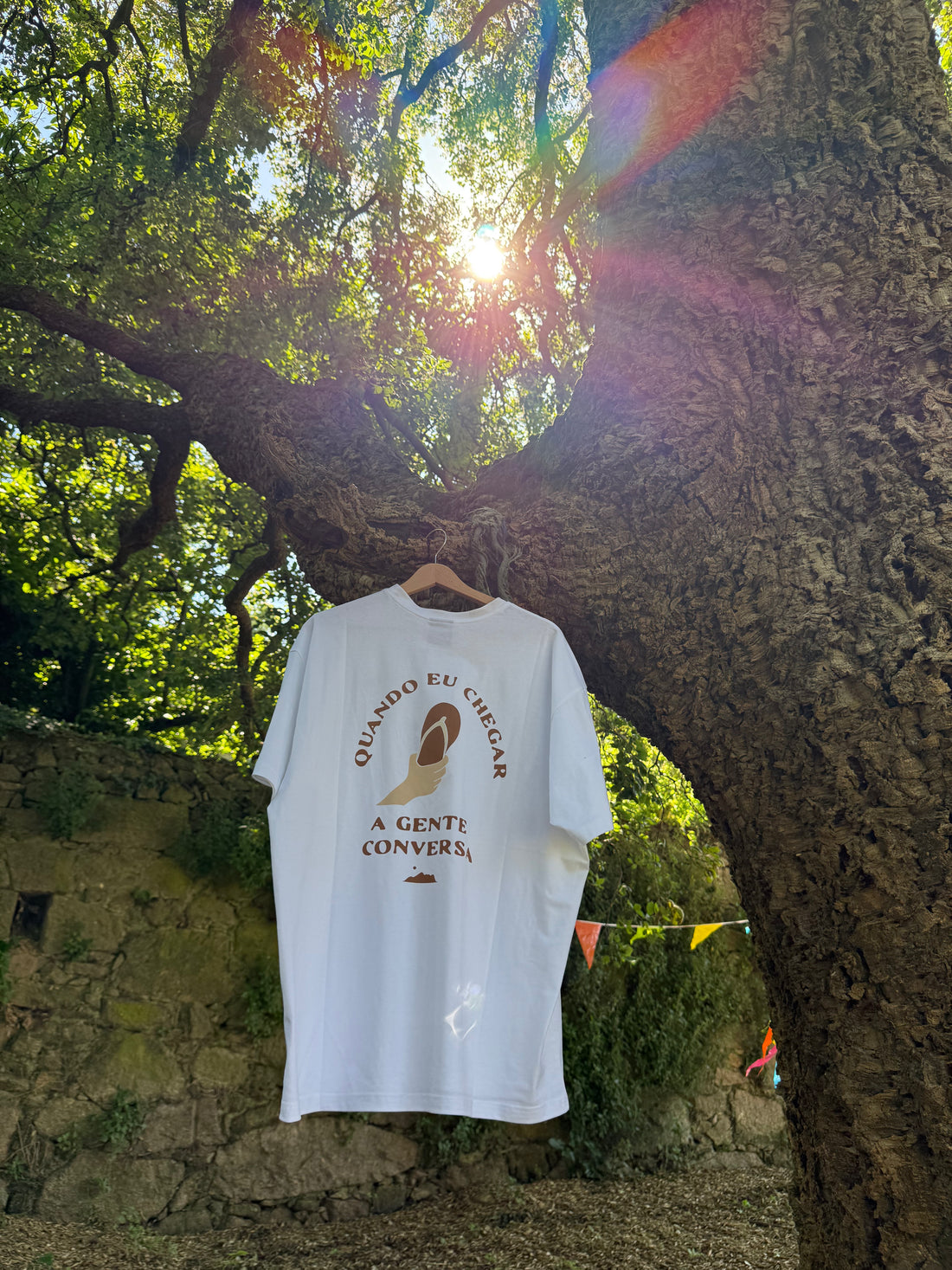 T-shirt de algodão, oversize fit inspirada pelas frases que marcaram a nossa infância. A mãe a ameaçar ou a avó a ripostar. Nesta coleção cabe tudo!