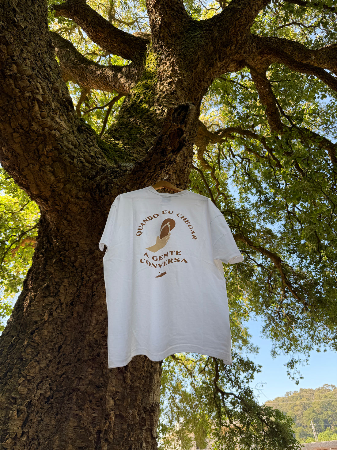 T-shirt de algodão, oversize fit inspirada pelas frases que marcaram a nossa infância. A mãe a ameaçar ou a avó a ripostar. Nesta coleção cabe tudo!