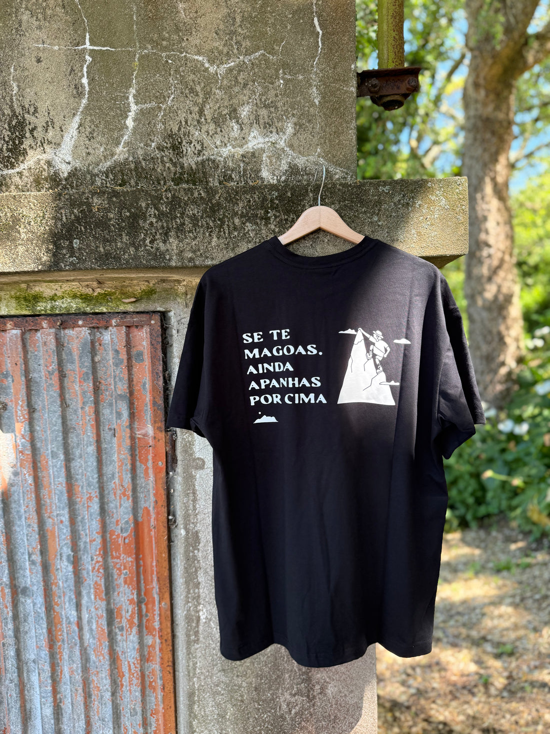 T-shirt de algodão, oversize fit inspirada pelas frases que marcaram a nossa infância. A mãe a ameaçar ou a avó a ripostar. Nesta coleção cabe tudo!