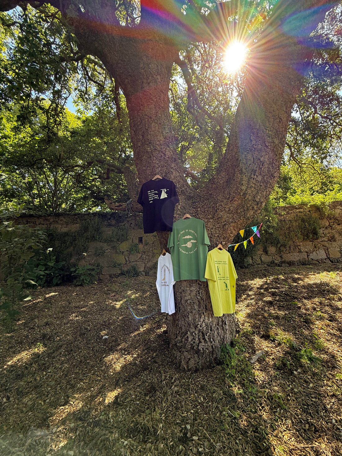 T-shirt de algodão, oversize fit inspirada pelas frases que marcaram a nossa infância. A mãe a ameaçar ou a avó a ripostar. Nesta coleção cabe tudo!