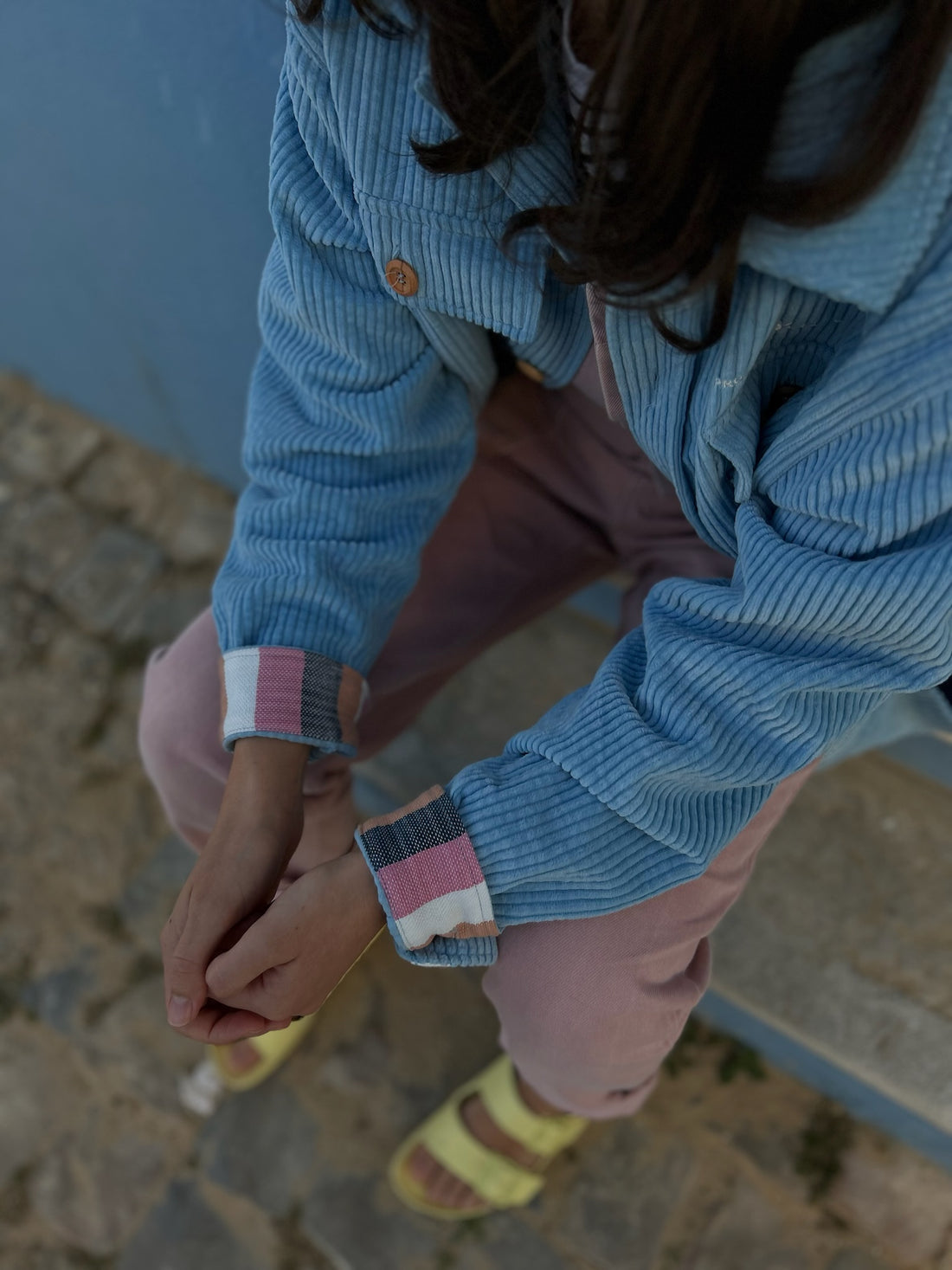 Overshirt
O agasalho para esta primavera inspirado pelas camisas/blusões dos pastores que sobem a Serra ao romper da manhã.
Com aplicação de 4 bolsos, botões de madeira e punhos em algodão riscado feitos cuidadosamente nos Açores, esta camisa é a peça ideal para usares esta Primavera.