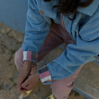 Overshirt
O agasalho para esta primavera inspirado pelas camisas/blusões dos pastores que sobem a Serra ao romper da manhã.
Com aplicação de 4 bolsos, botões de madeira e punhos em algodão riscado feitos cuidadosamente nos Açores, esta camisa é a peça ideal para usares esta Primavera.