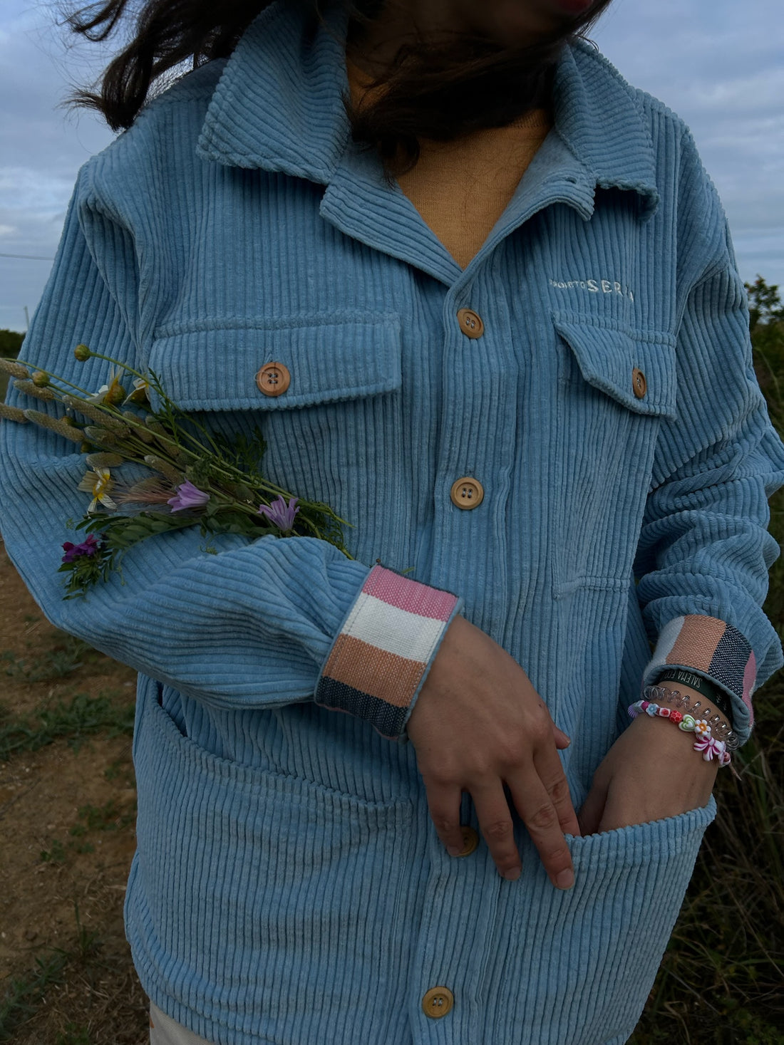 Overshirt
O agasalho para esta primavera inspirado pelas camisas/blusões dos pastores que sobem a Serra ao romper da manhã.
Com aplicação de 4 bolsos, botões de madeira e punhos em algodão riscado feitos cuidadosamente nos Açores, esta camisa é a peça ideal para usares esta Primavera.