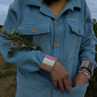 Overshirt
O agasalho para esta primavera inspirado pelas camisas/blusões dos pastores que sobem a Serra ao romper da manhã.
Com aplicação de 4 bolsos, botões de madeira e punhos em algodão riscado feitos cuidadosamente nos Açores, esta camisa é a peça ideal para usares esta Primavera.