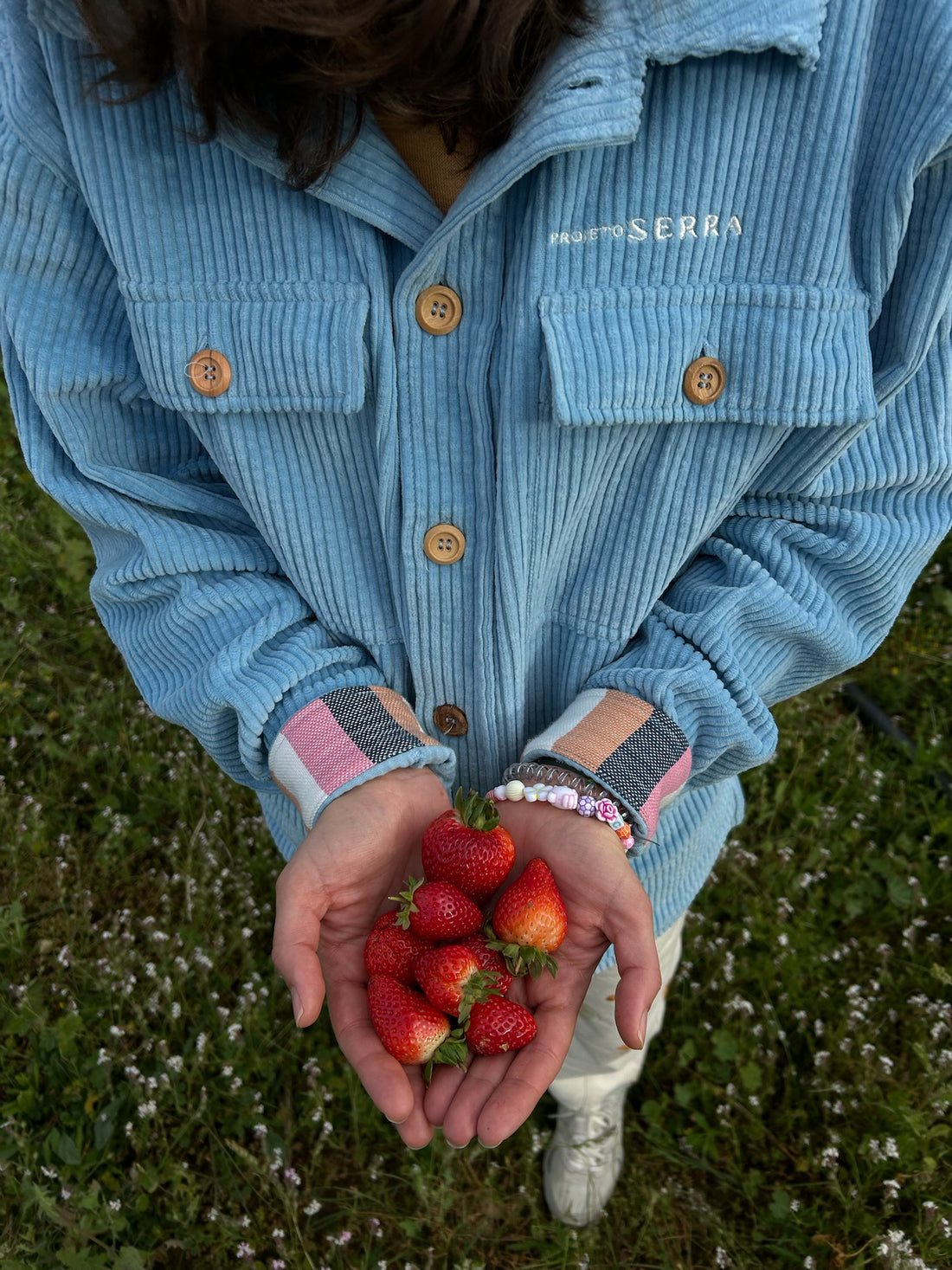 Overshirt
O agasalho para esta primavera inspirado pelas camisas/blusões dos pastores que sobem a Serra ao romper da manhã.
Com aplicação de 4 bolsos, botões de madeira e punhos em algodão riscado feitos cuidadosamente nos Açores, esta camisa é a peça ideal para usares esta Primavera.