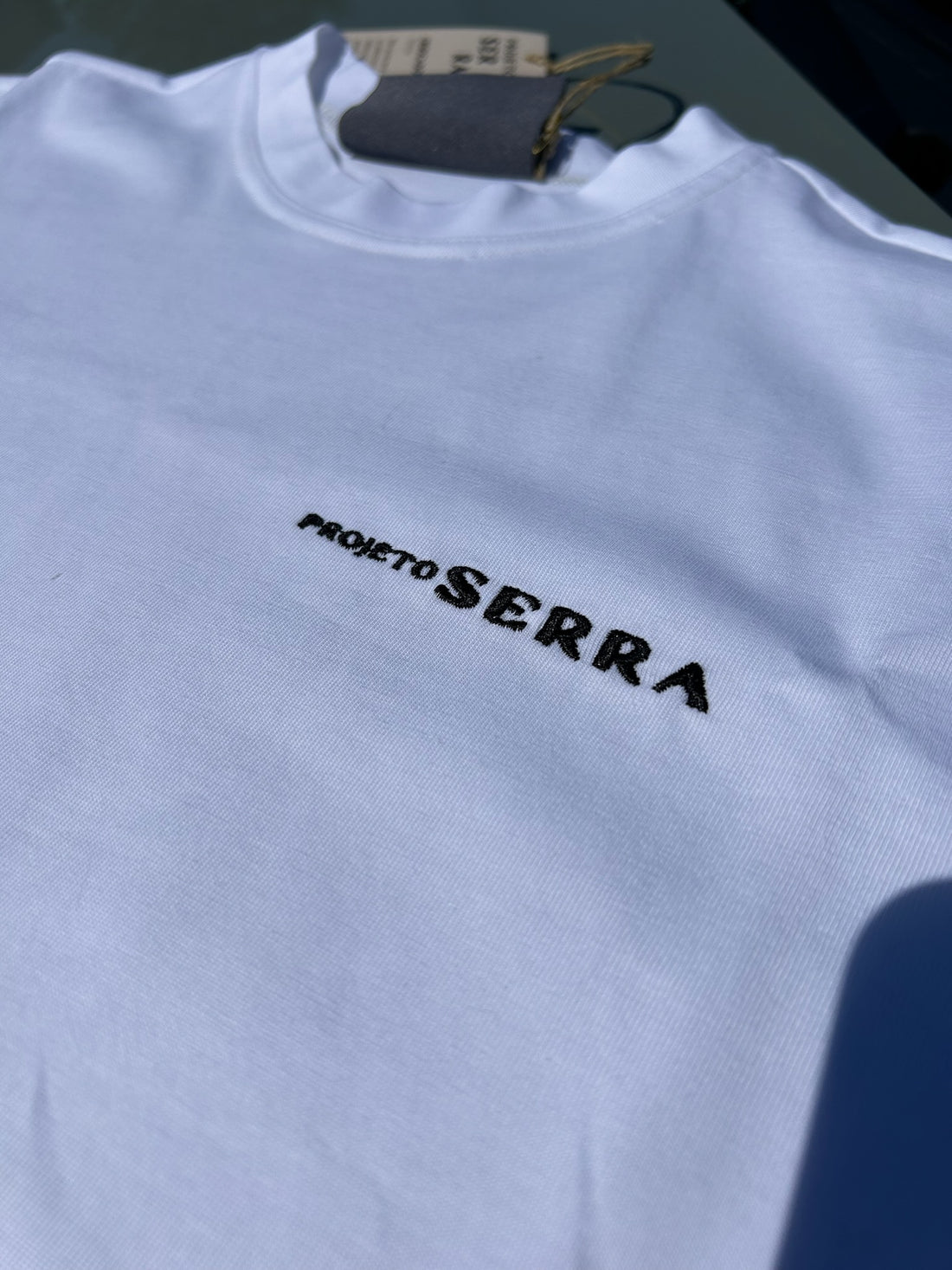 Na T-Shirt das Serras, em algodão 100% orgânico, cabem as histórias que viveste ou viverás em 35 Serras do nosso Portugal. Com ela, carregas nas costas as memórias dos dias bem passados em forma de checklist, que podes ir bordando ao passo que conquistas cada uma das nossas serras. Com um kit de costura incluído e um tutorial vais conseguir marcar um X na caixa de cada novo cume que alcanças!