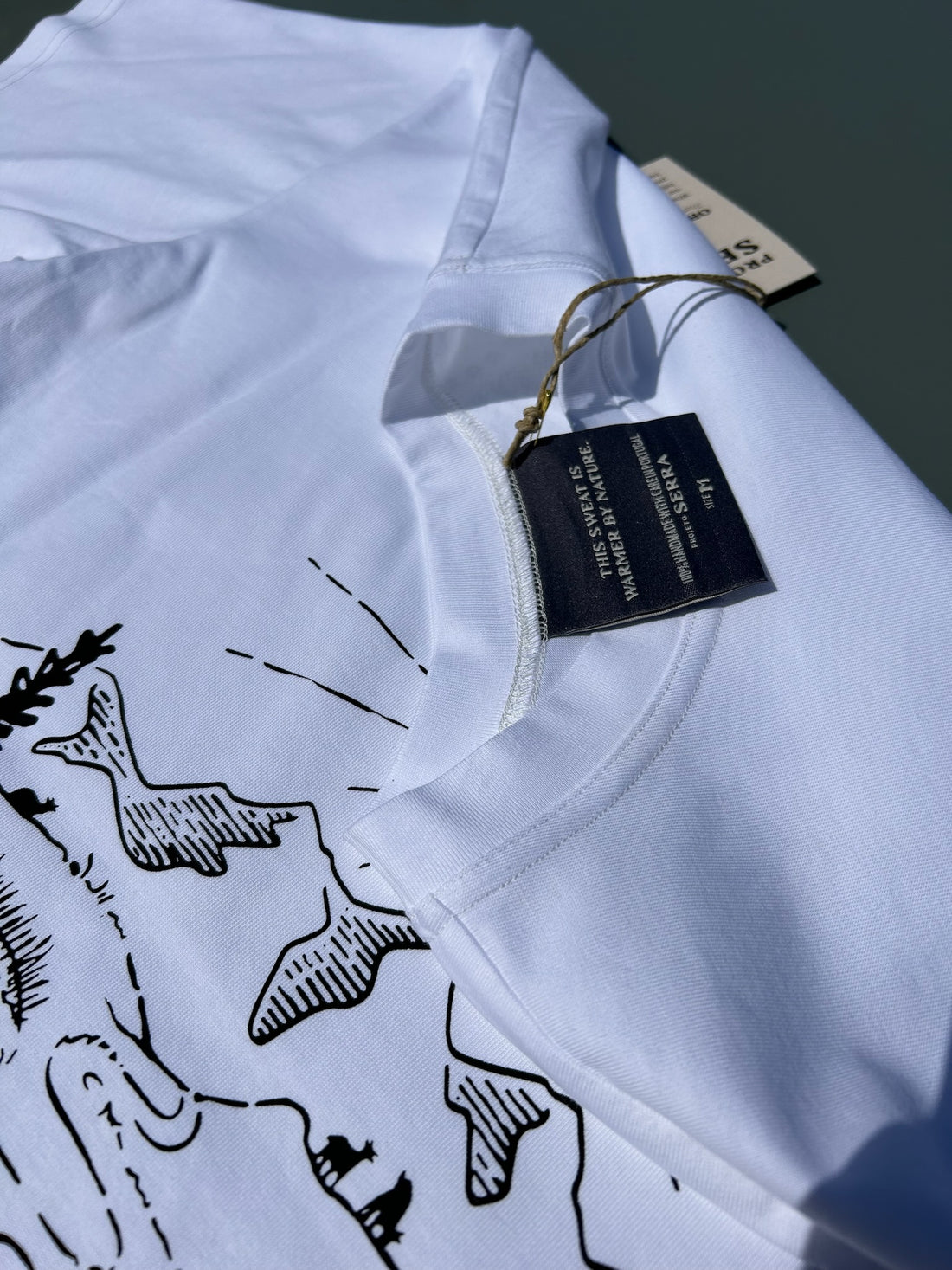 Na T-Shirt das Serras, em algodão 100% orgânico, cabem as histórias que viveste ou viverás em 35 Serras do nosso Portugal. Com ela, carregas nas costas as memórias dos dias bem passados em forma de checklist, que podes ir bordando ao passo que conquistas cada uma das nossas serras. Com um kit de costura incluído e um tutorial vais conseguir marcar um X na caixa de cada novo cume que alcanças!