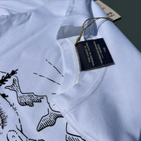 Na T-Shirt das Serras, em algodão 100% orgânico, cabem as histórias que viveste ou viverás em 35 Serras do nosso Portugal. Com ela, carregas nas costas as memórias dos dias bem passados em forma de checklist, que podes ir bordando ao passo que conquistas cada uma das nossas serras. Com um kit de costura incluído e um tutorial vais conseguir marcar um X na caixa de cada novo cume que alcanças!