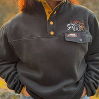 Produzida em malha polar cinza escuro 100% Polyester reciclado com bordado no peito que homenageia as espécies da região. São elas o Grifo, o Lince Ibérico, o Bisonte Europeu e o Cavalo Sorraia. 