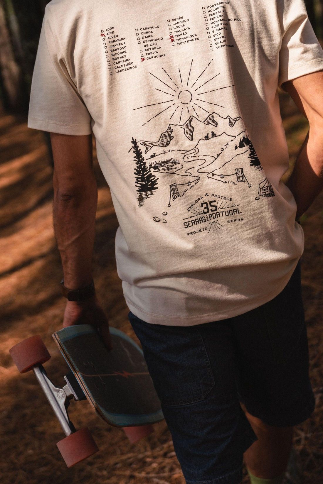 Na T-Shirt das Serras, em algodão 100% orgânico, cabem as histórias que viveste ou viverás em 35 Serras do nosso Portugal. Com ela, carregas nas costas as memórias dos dias bem passados em forma de checklist, que podes ir bordando ao passo que conquistas cada uma das nossas serras. Com um kit de costura incluído e um tutorial vais conseguir marcar um X na caixa de cada novo cume que alcanças!
