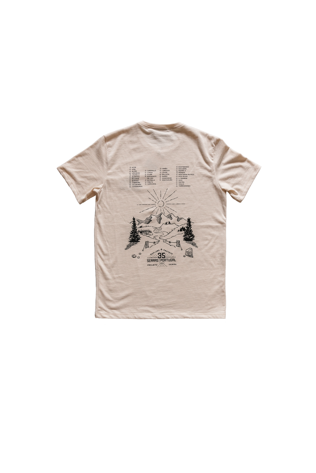 Na T-Shirt das Serras, em algodão 100% orgânico, cabem as histórias que viveste ou viverás em 35 Serras do nosso Portugal. Com ela, carregas nas costas as memórias dos dias bem passados em forma de checklist, que podes ir bordando ao passo que conquistas cada uma das nossas serras. Com um kit de costura incluído e um tutorial vais conseguir marcar um X na caixa de cada novo cume que alcanças!