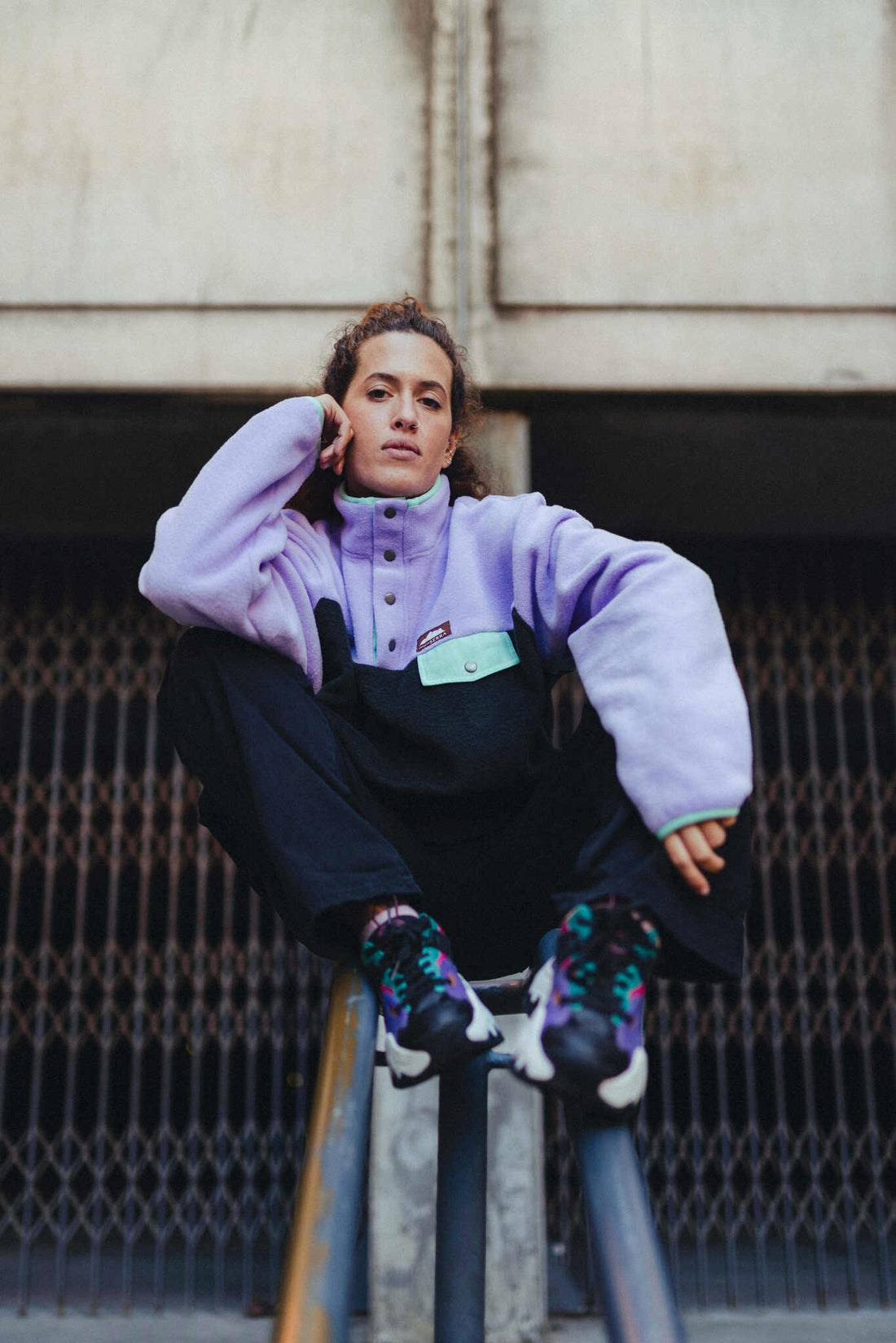 Produzida a três cores em malha polar com aplicação de bolso no peito e viés em algodão. O cinza concreto, a lilás lavanda e o verde elétrico como exagero da natureza que “rasga” o alcatrão, são o novo “cool statement” desta temporada.