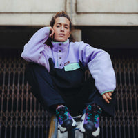 Produzida a três cores em malha polar com aplicação de bolso no peito e viés em algodão. O cinza concreto, a lilás lavanda e o verde elétrico como exagero da natureza que “rasga” o alcatrão, são o novo “cool statement” desta temporada.