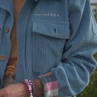 Overshirt
O agasalho para esta primavera inspirado pelas camisas/blusões dos pastores que sobem a Serra ao romper da manhã.
Com aplicação de 4 bolsos, botões de madeira e punhos em algodão riscado feitos cuidadosamente nos Açores, esta camisa é a peça ideal para usares esta Primavera.